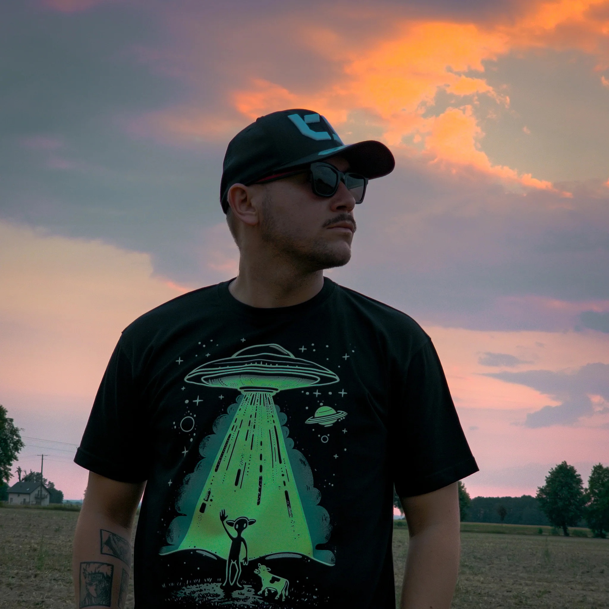 T-shirt Cosmic Cow Abductors - Image 3