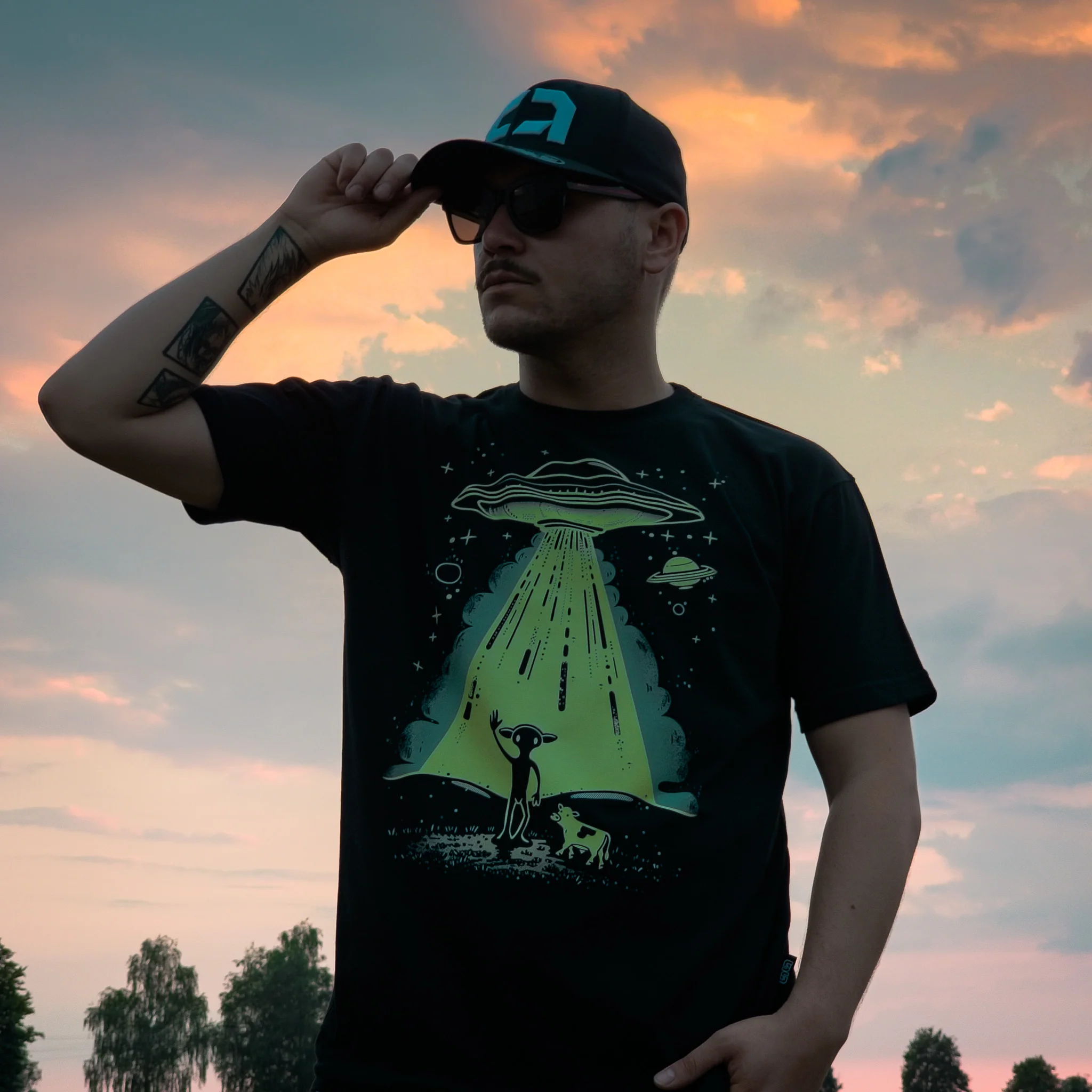 T-shirt Cosmic Cow Abductors - Image 4